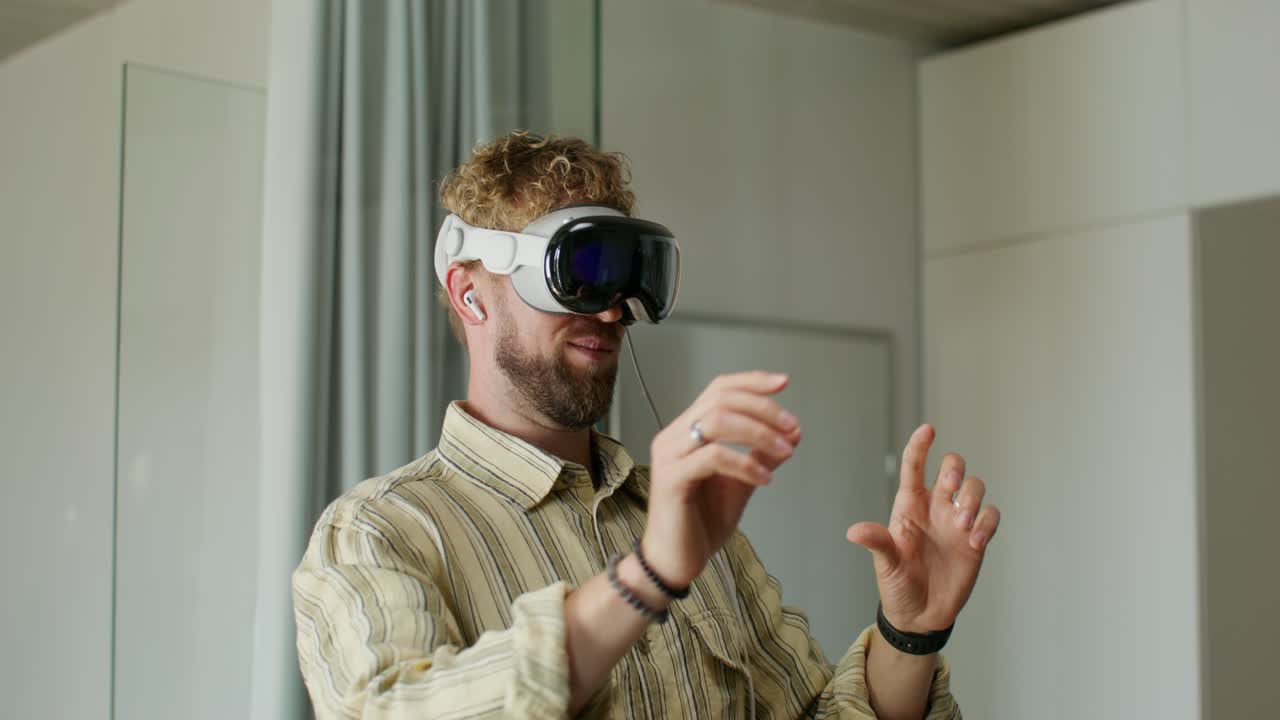 L'uomo che sperimenta la realtà virtuale