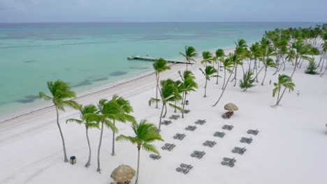 vuelo panorámico de verano sobre el complejo de playa de polvo blanco de juanillo vacío, desolado y desierto junto a la playa de arena turquesa, cap cana, república dominicana, pandemia de covid-19, círculo aéreo aéreo