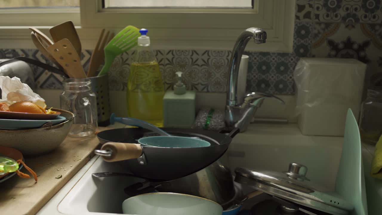 세척해야 하는 더러운 접시로 가득 찬 부엌 싱크대