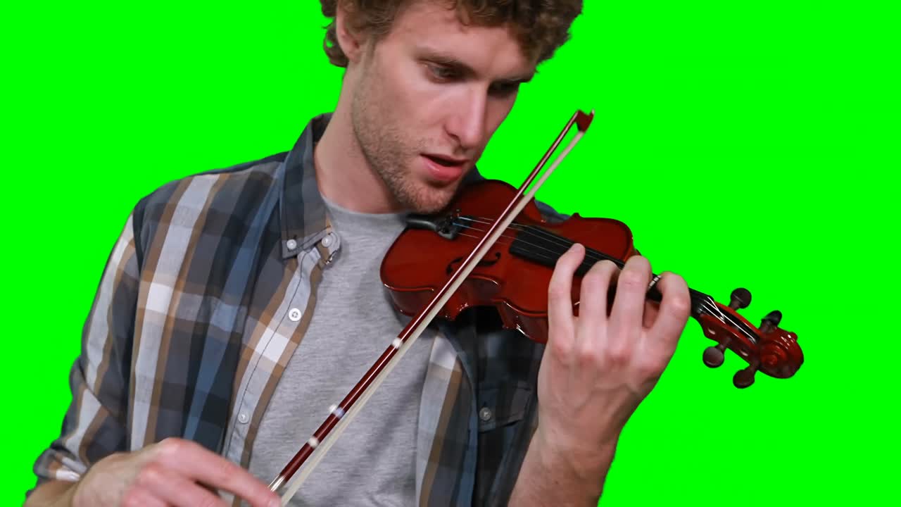 primer plano de un músico cantando mientras toca el violín