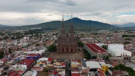 tomada de drone de zamora michoacan en el centro de la ciudad con una catedral