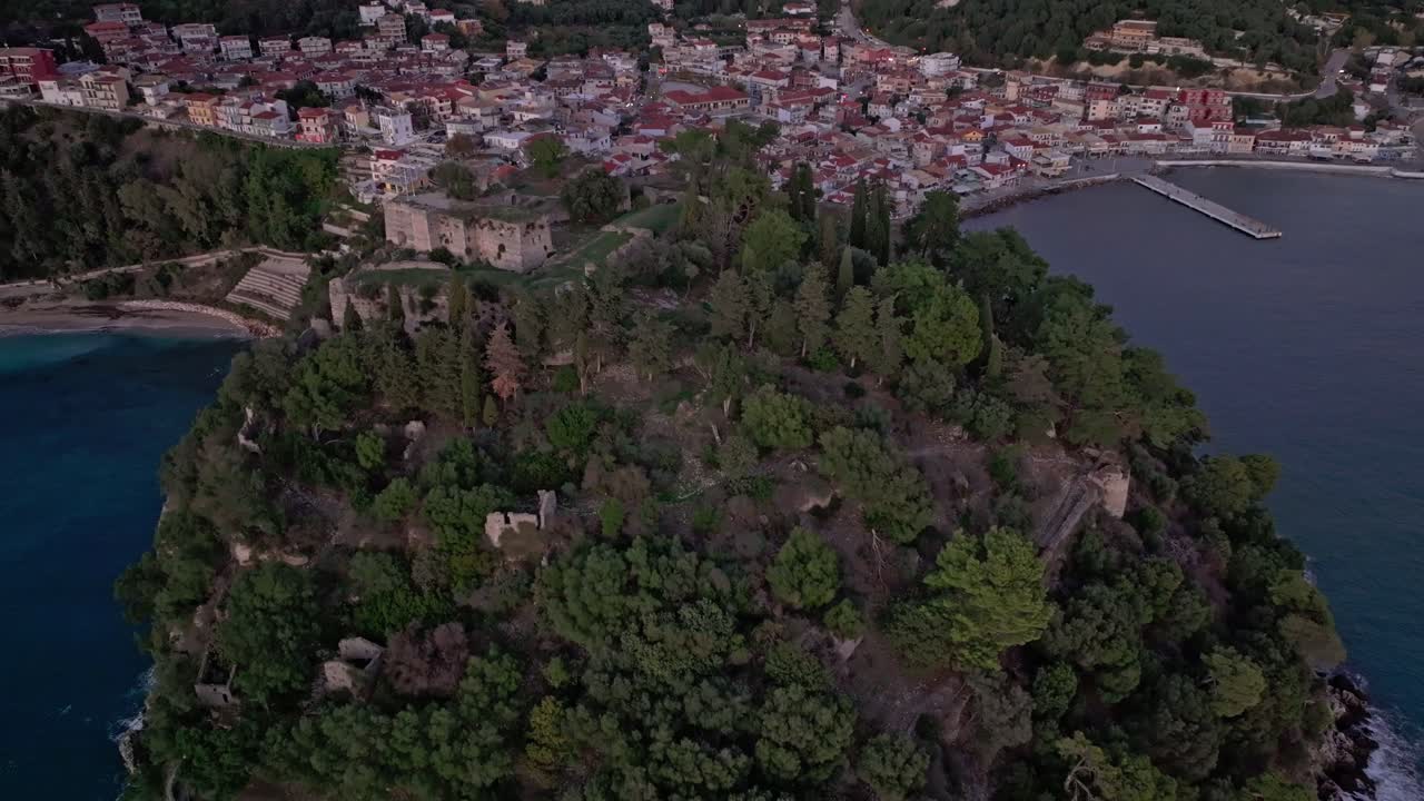 Castelo antigo com vista para as águas calmas do Jônico ao pôr do sol, Parga