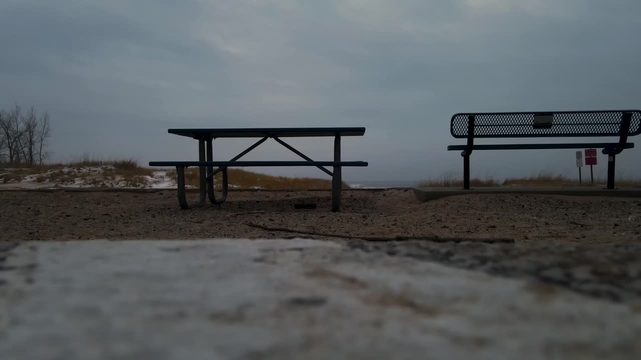 해변 근처 초겨울의 춥고 어두운 날