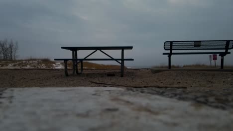 un día frío y oscuro a principios de invierno cerca de la playa