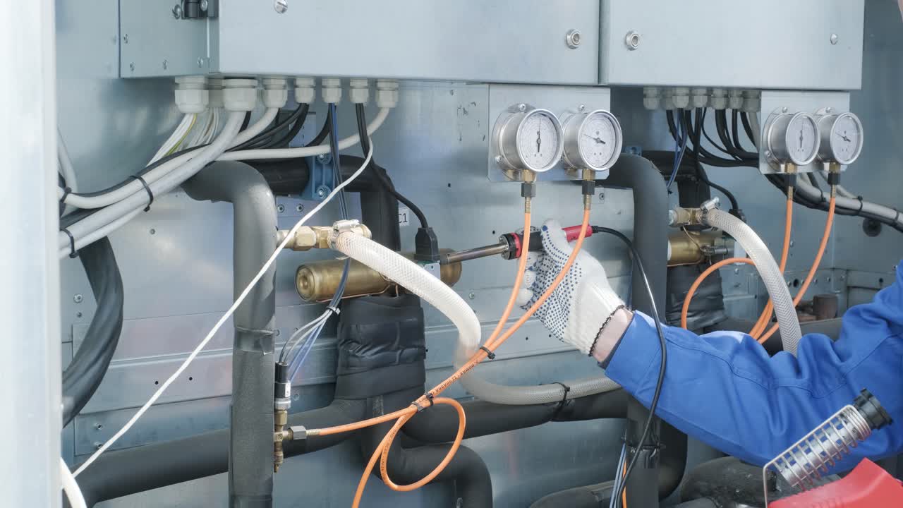 el técnico repara los sensores electrónicos de temperatura con un soldador electrónico