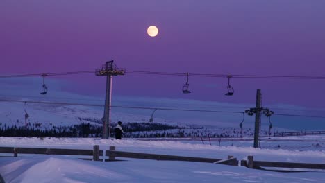 Person,-Die-Während-Eines-Farbenfrohen-Sonnenuntergangs-Einen-Skilift-In-Idre-Fjäll-In-Schweden-Fährt-1