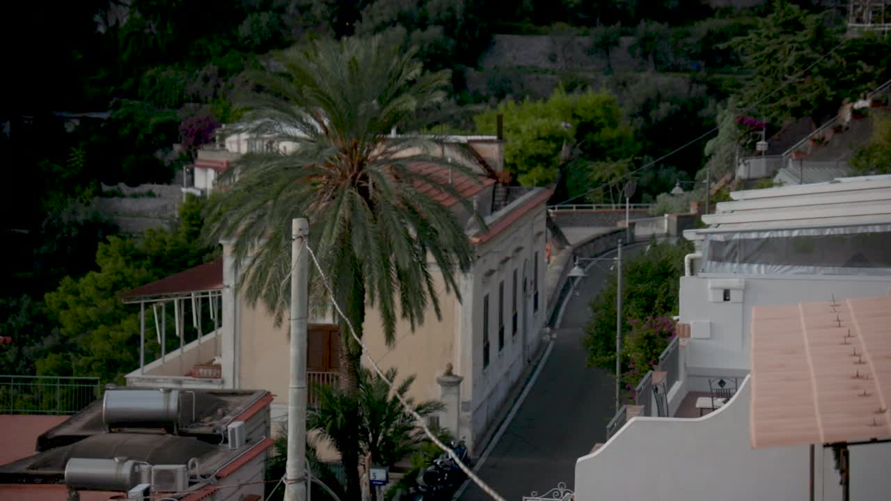 calle en praiano, italia en la costa de amalfi