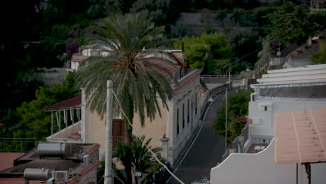calle en praiano, italia en la costa de amalfi