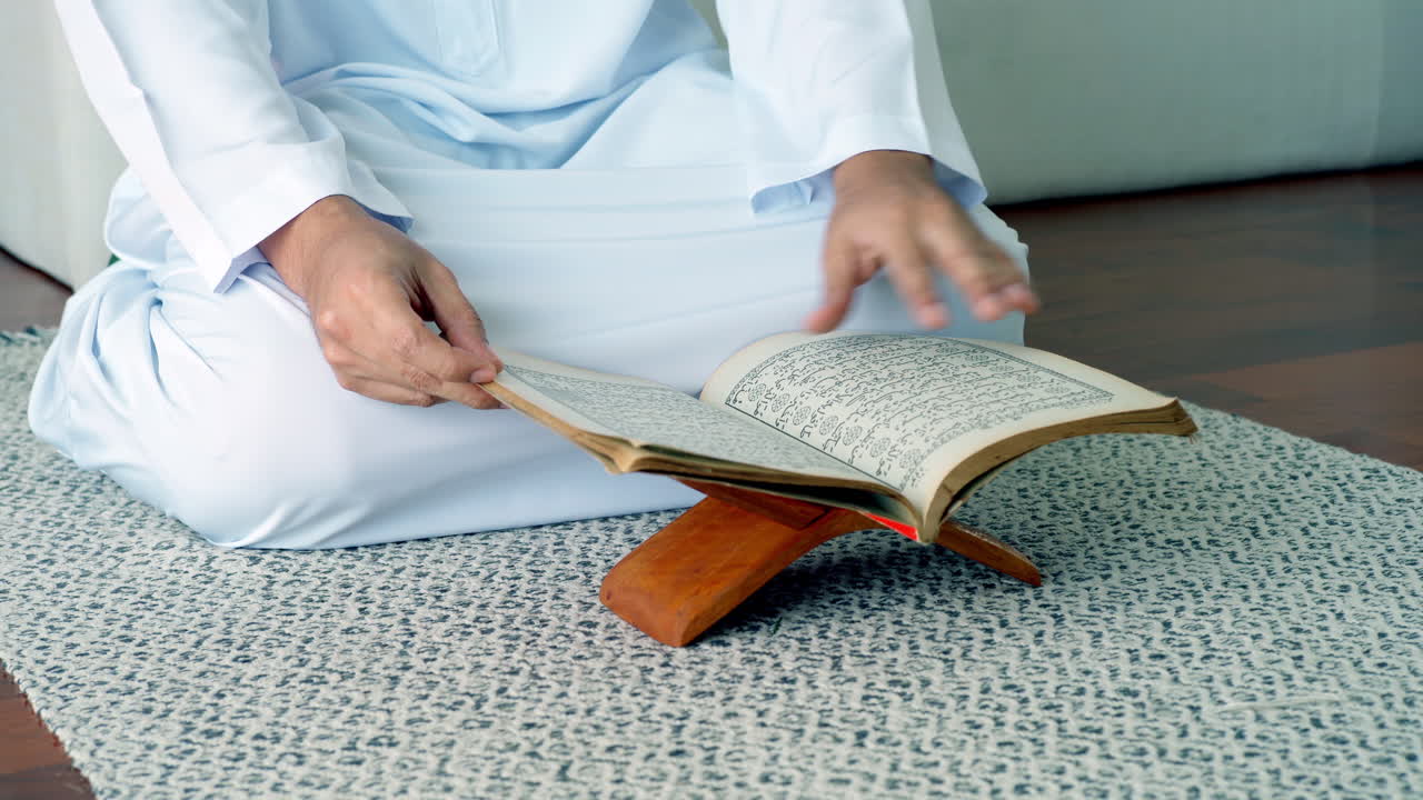 코란의 수라 알 파티하 구절을 낭송하는 아시아 이슬람 남자의 초상화, 집에서 매일 기도할 때 사지다 또는 부복이라고 하는 수주드의 단일 행위로