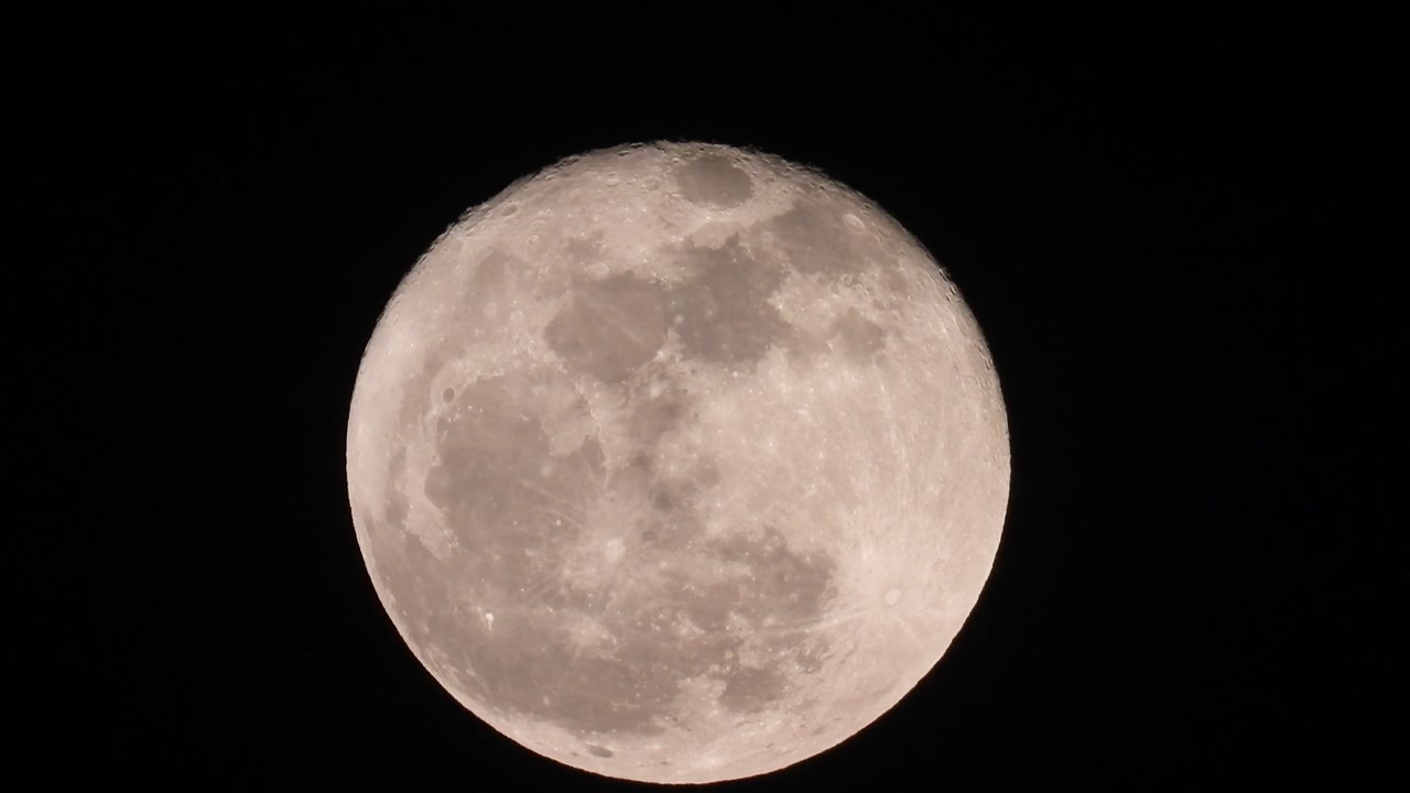 Lua linda no céu