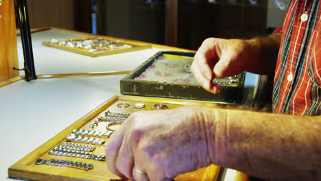 relojero reparando un reloj