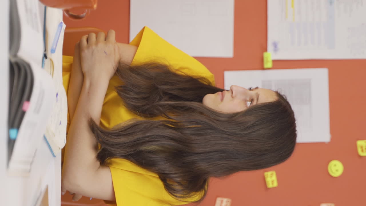 집에서 혼자 두려워하는 소녀 아이의 수직 비디오.