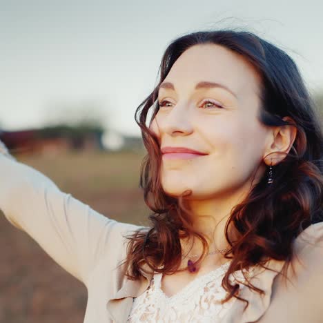 Una-Mujer-Se-Encuentra-Con-Un-Retrato-Del-Amanecer