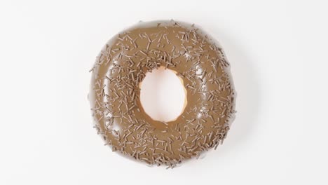 cerca de la deliciosa rosquilla de chocolate girando