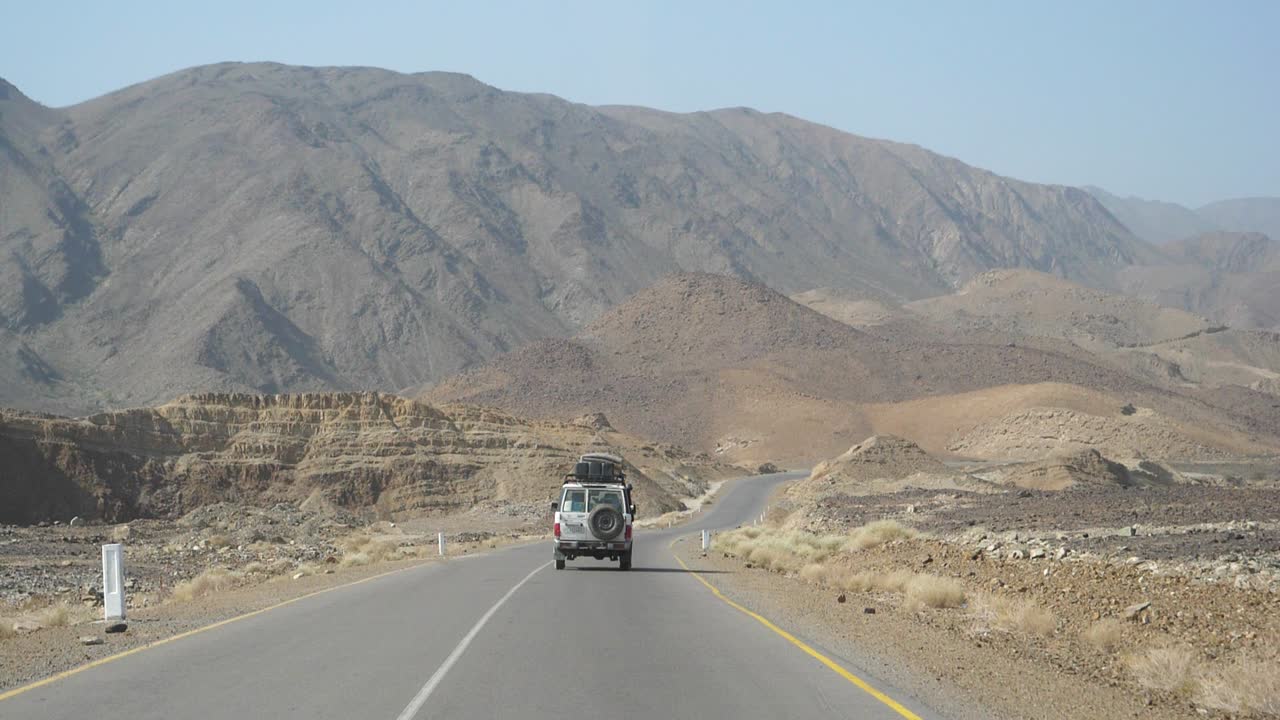 에티오피아를 통해 시골 길을 따라 운전할 때 차를 따라가는 슬로우 모션 샷