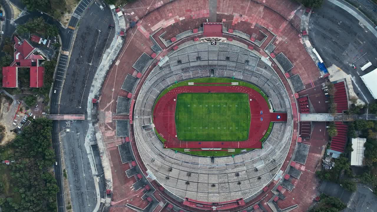 vista aérea del estadio universitario de fútbol sobre el campo de hierba en el estadio deportivo de la ciudad de méxico