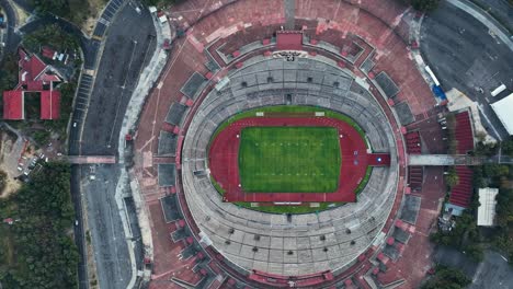 Vista-Aérea-Del-Estadio-Universitario-De-Fútbol-Sobre-El-Campo-De-Hierba-En-El-Estadio-Deportivo-De-La-Ciudad-De-México