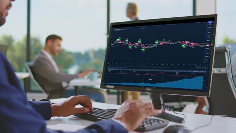 hombre de negocios analizando datos del mercado de valores en la computadora