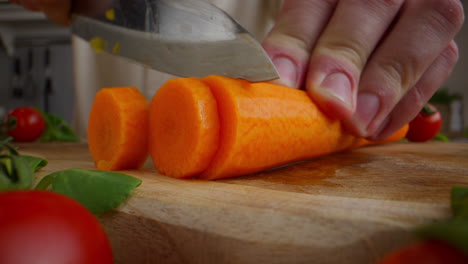cortar las zanahorias
