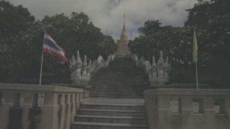 Mirando-El-Frente-Del-Templo-En-Tailandia