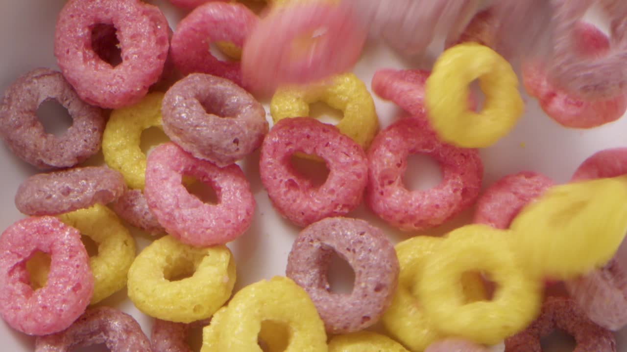 cerca de los círculos de cereales que caen en un cuenco