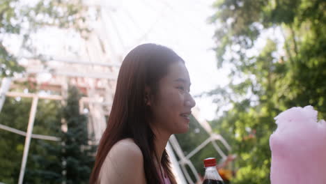 두 친구가 대화하는 클로즈업
