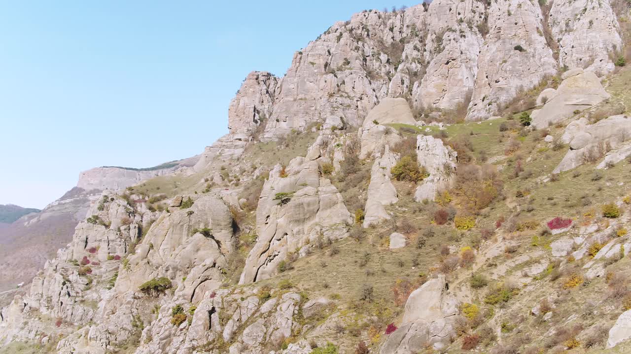 paisaje montañoso con colores de otoño