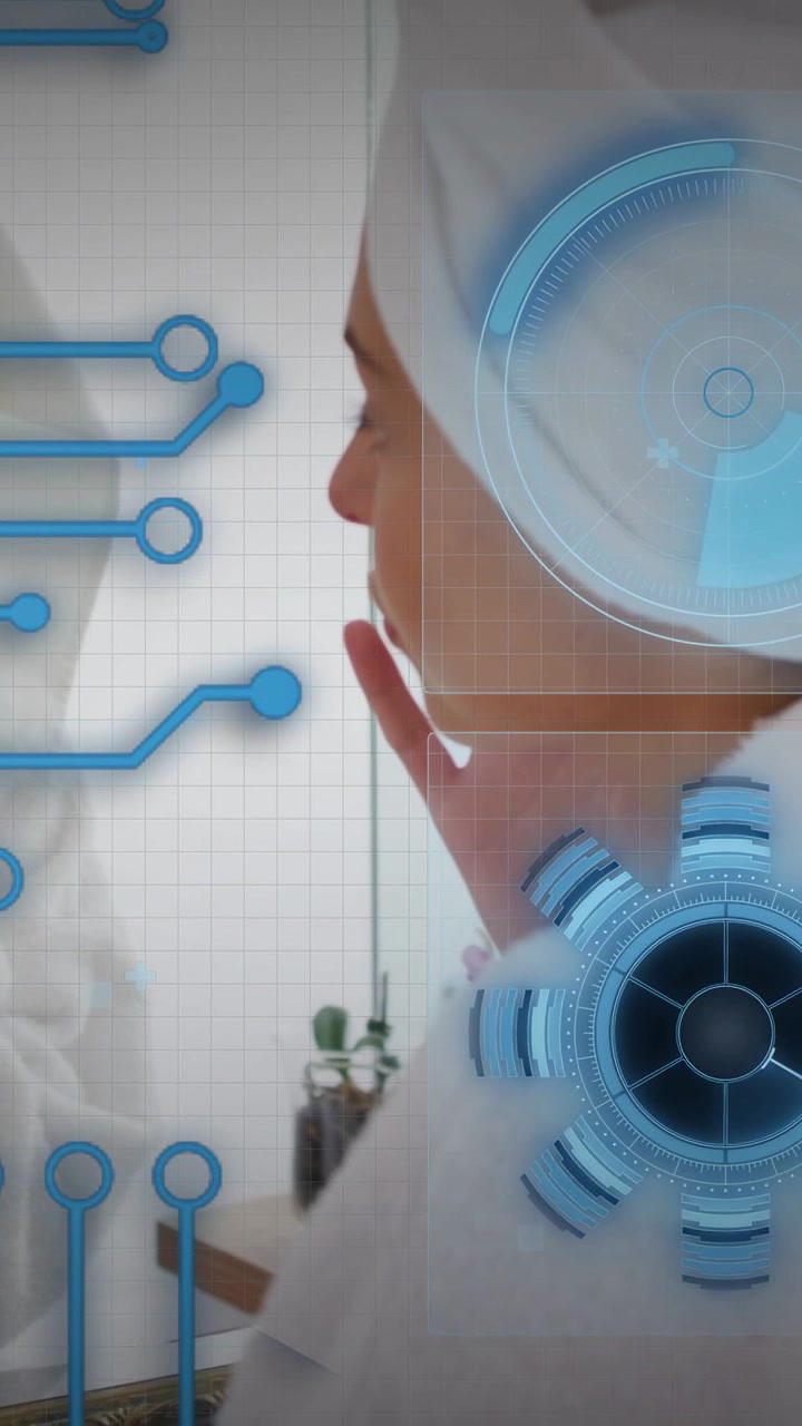 Vídeo vertical: Mulher olhando no espelho, tocando o queixo com HUD circulando o rosto, testando tecnologia de saúde