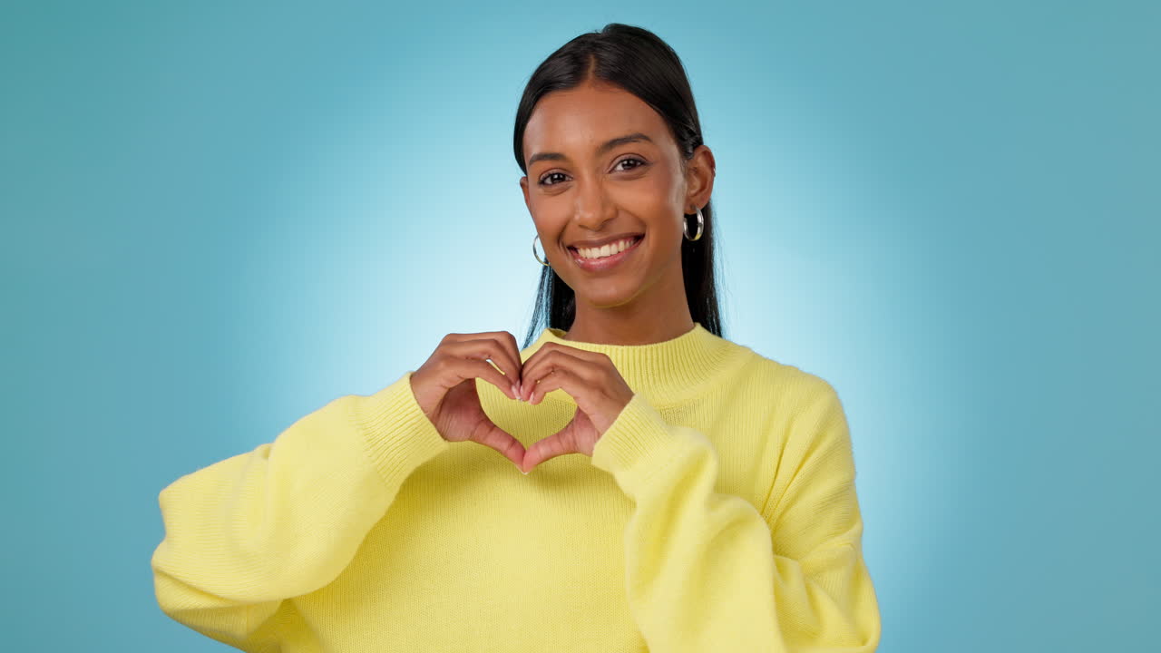 Cuore, mani e viso di donna in studio