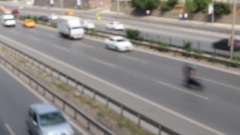 tráfico de automóviles de la ciudad en la autopista de la ciudad
