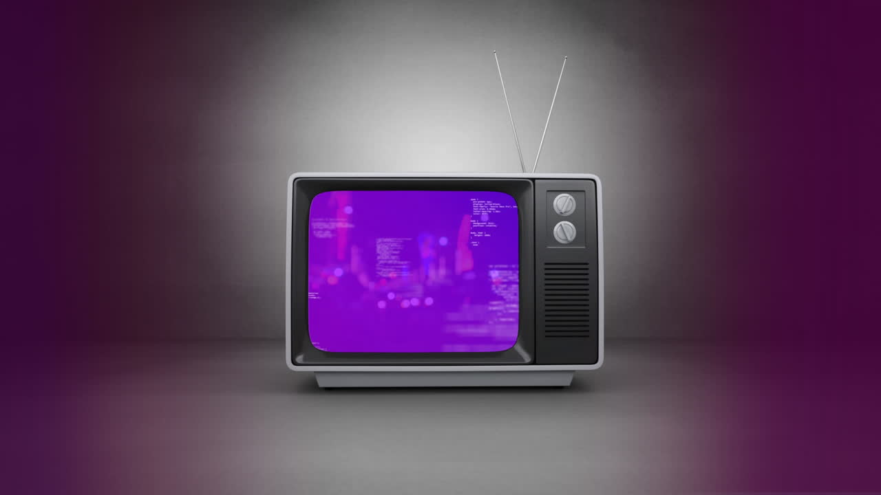 Vecchia TV con paesaggio urbano sullo schermo su sfondo grigio e viola
