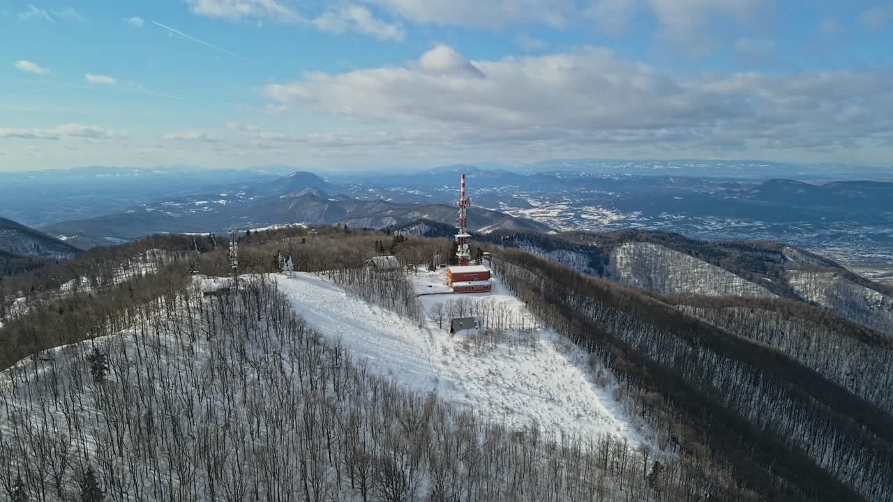 겨울철 산 꼭대기에 있는 tv 및 라디오 통신 센터의 항공 4k 드론 영상