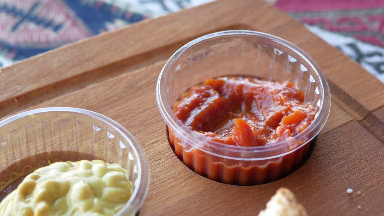 토마토 소스 와 겨자 가 들어 있는 그릴 치즈 샌드위치