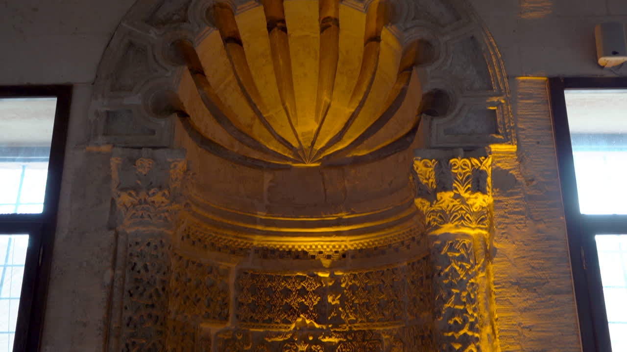 카메라는 시티 라드비예 무덤에 있는 두 개의 제단 중 하나인 천국의 제단의 웅장한 석조 벽돌을 아래에서 위로 보여줍니다.