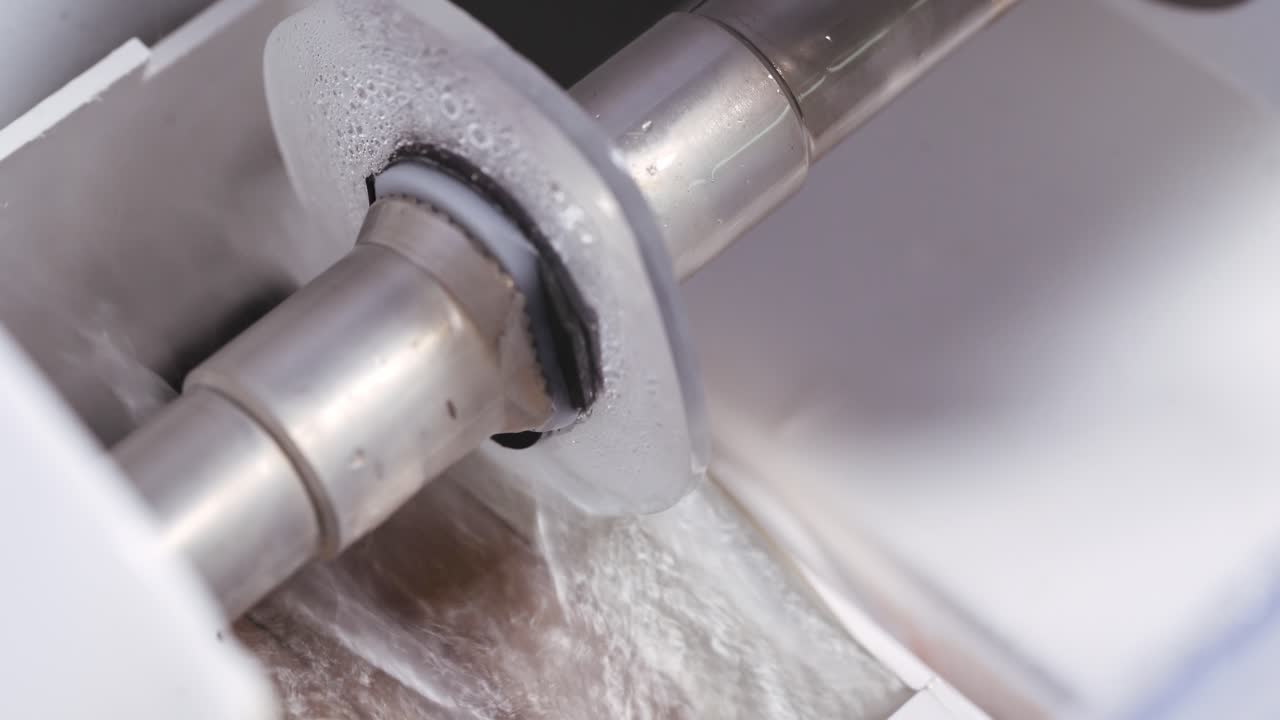 Produzione di lenti per occhiali. Taglio di lenti con macchina automatica.