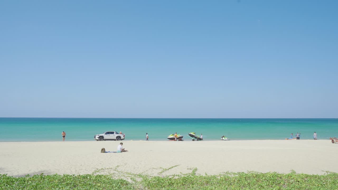 열대 여름 사람들은 바다와 파란 하늘의 모래 해변에서 휴식을 취합니다. 여행 배경, 복사 공간. 브라질.