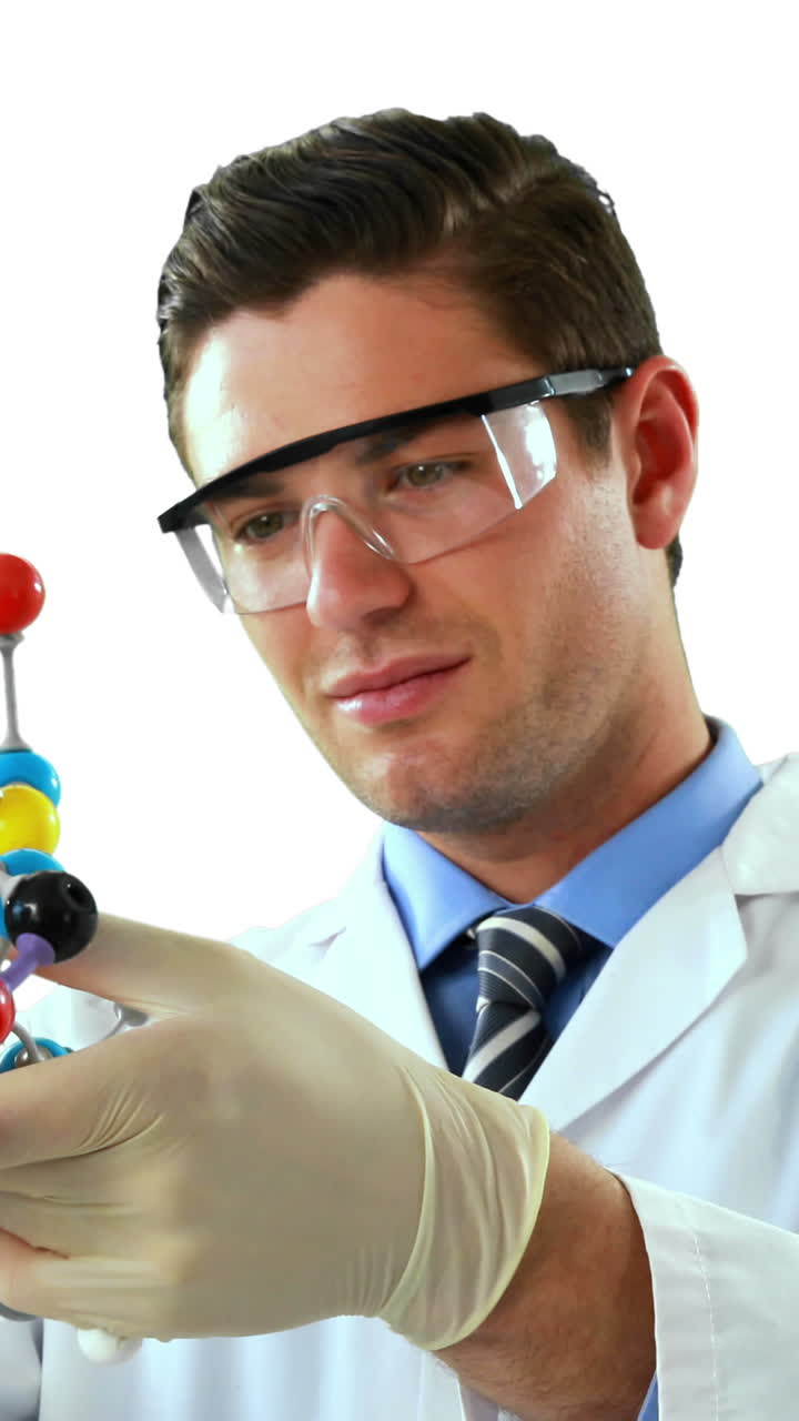 científico experimentando con la estructura de las moléculas