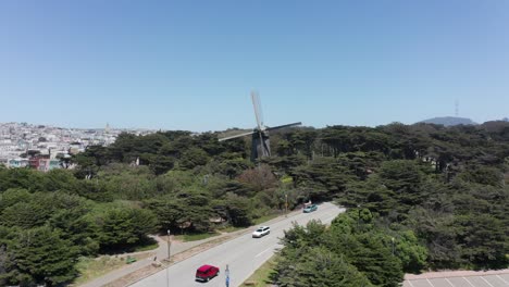 Toma-Aérea-Baja-Del-Molino-De-Viento-Holandés-En-El-Parque-Golden-Gate,-San-Francisco