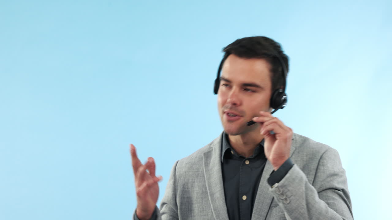 centro de llamadas, sonrisa y hombre consultor en un estudio