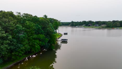 Calma-Vidriosa-De-Agua-Alta-En-El-Lago-Mona