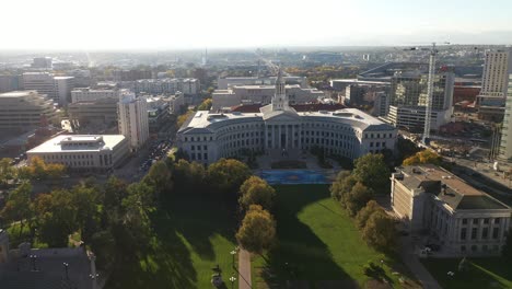 toma aérea del ayuntamiento en el centro de denver, colorado durante un día soleado