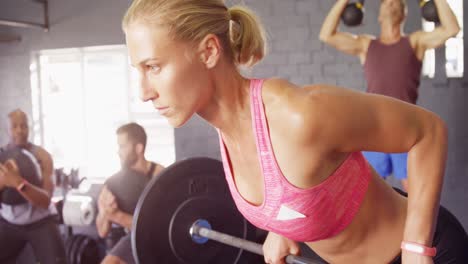 mujer en forma levantando barra