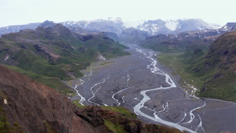 espectacular paisaje del valle de thórsmörk en islandia con planicie aluvial glacial, antena