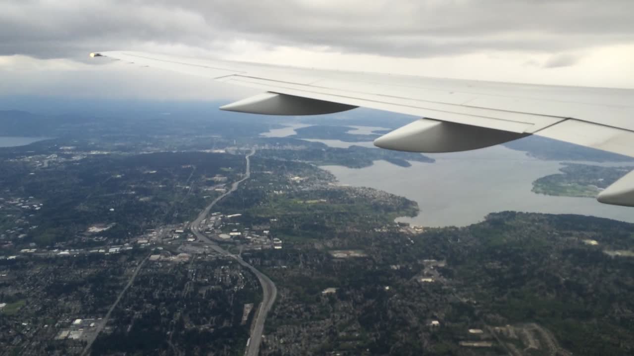 vista aérea de seattle desde la ventana de un avión
