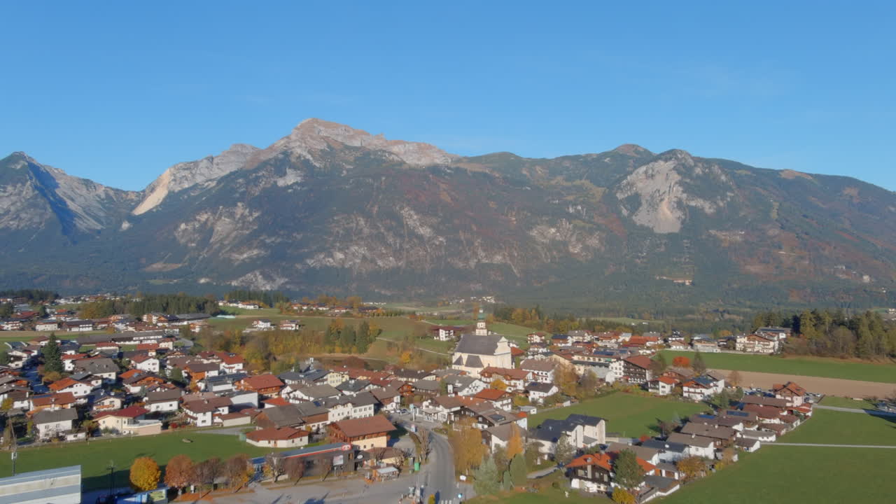 오스트리아 티롤에 있는 교회를 향한 부드러운 아침 비행, 드론 포워드 샷