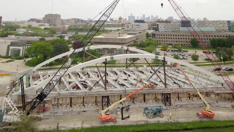 grúas industriales construyendo un puente en la ciudad de detroit, vista aérea