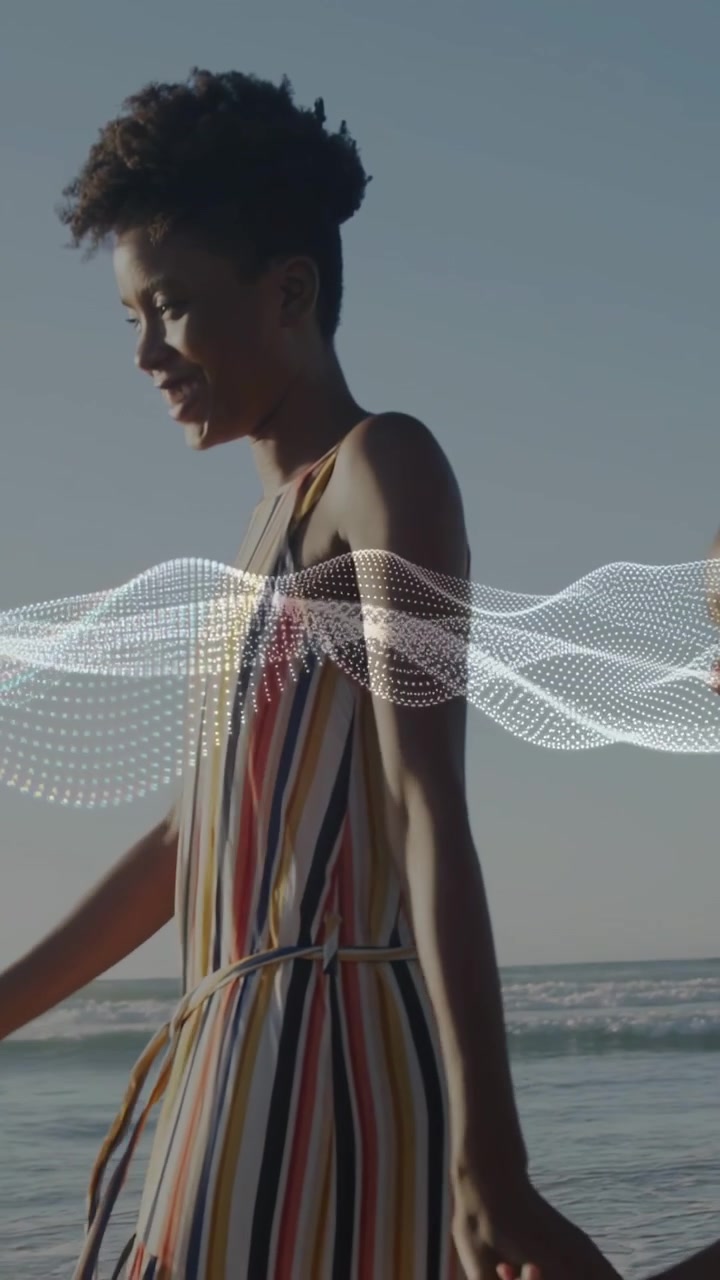 Video verticale: Donna che tiene per mano un bambino lungo la spiaggia, con un'onda puntinata che monitora la salute che si muove attraverso il busto.