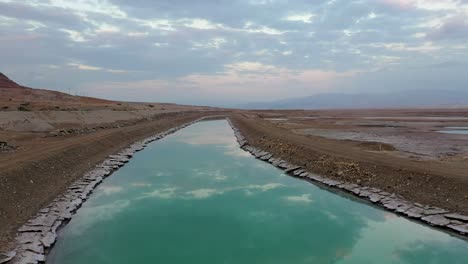 Israel,-Turkis-Farbkanal-Des-Wassers-Am-Toten-Meer,-Drohne-Geschossen-überfliegen