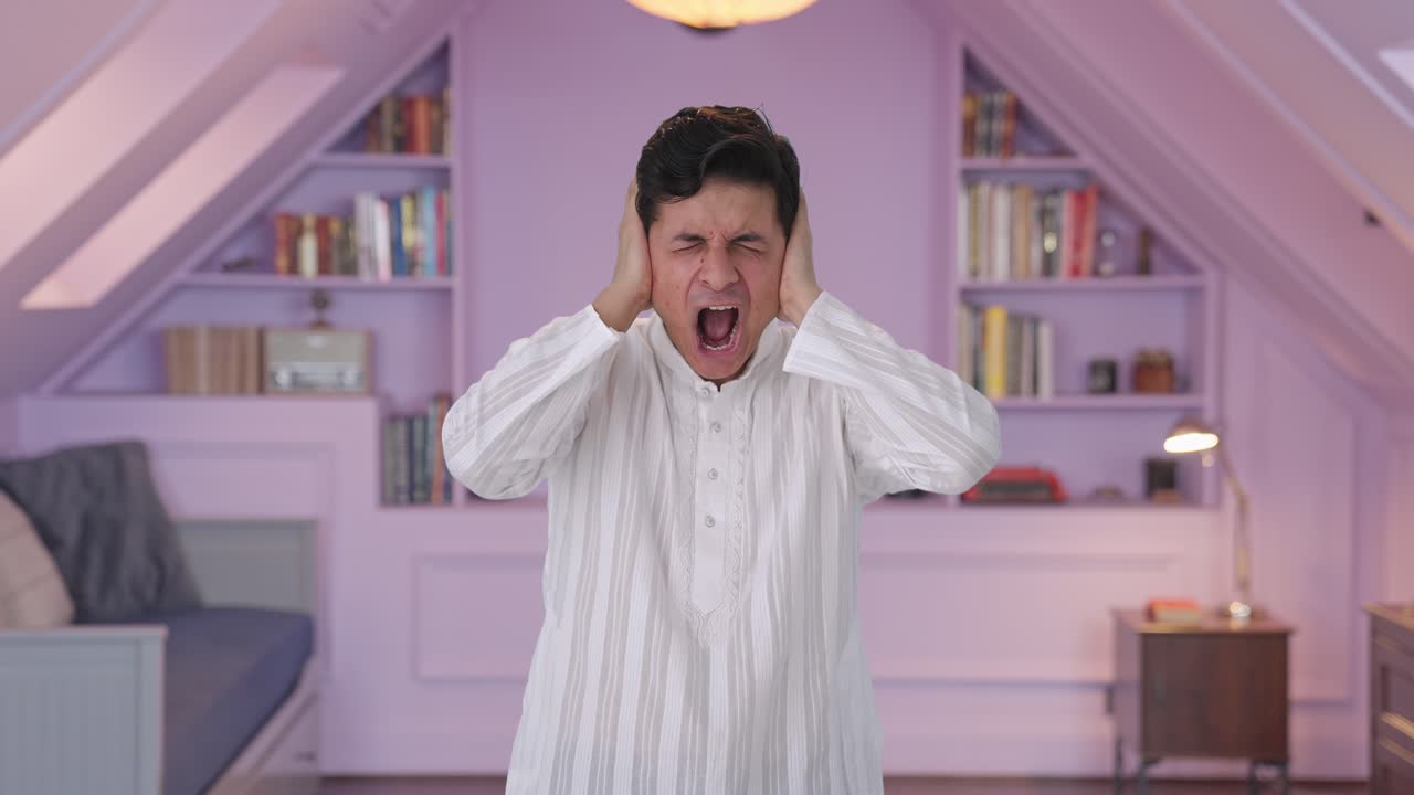 좌절 된 인디언 남자 가 큰 소리 로 비명을 지르고 있다