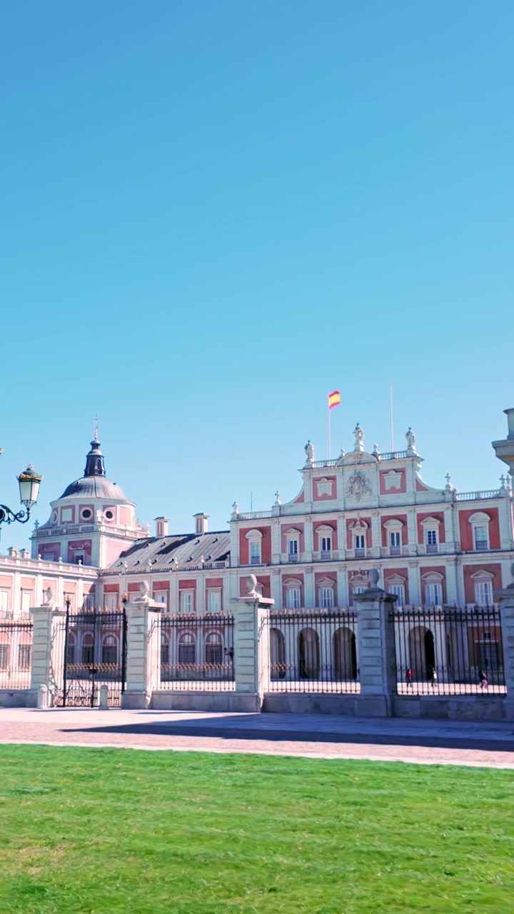 Aranjuez, Spagna, 2 marzo 2026. Maestosa facciata del Palazzo Reale di Aranjuez in una giornata di sole in Spagna.